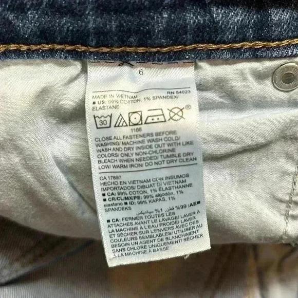 Old Navy Boyfriend Mid Rise Jeans Distressed Size 6 Fringe Cut Off Denim Country - Picture 6 of 7